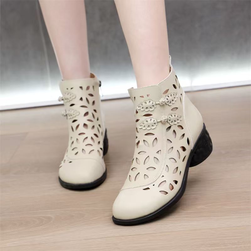 Bota feminina de couro vazada  - Ethnic Outfit avaliação e preço